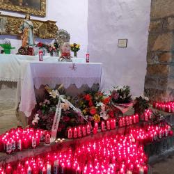 25.6. - pietní místo před oltářem v kostele sv. Orosie, Oturia