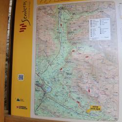 Mapa v Yebra de Basa s vyznačenou poutní cestou na horu Oturia