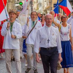 24.6. - čeští poutníci v slavnostním průvodu ulicemi města Jaca